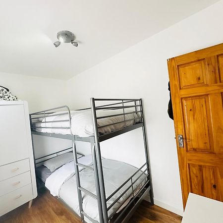 Beautiful Home In London With Easy Access To Central London Sutton  Buitenkant foto