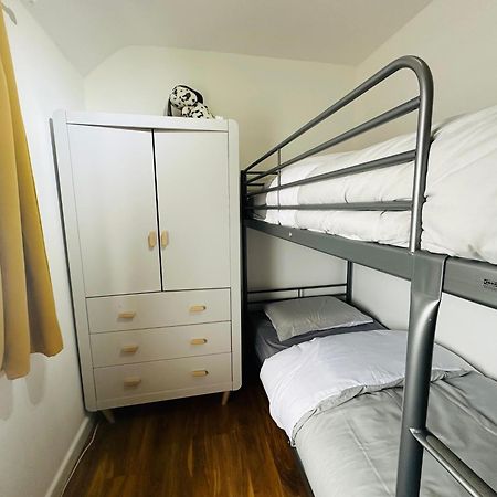 Beautiful Home In London With Easy Access To Central London Sutton  Buitenkant foto