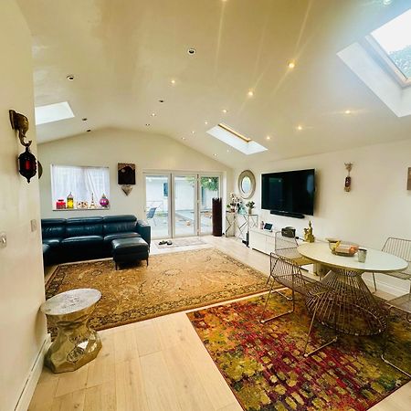 Beautiful Home In London With Easy Access To Central London Sutton  Buitenkant foto