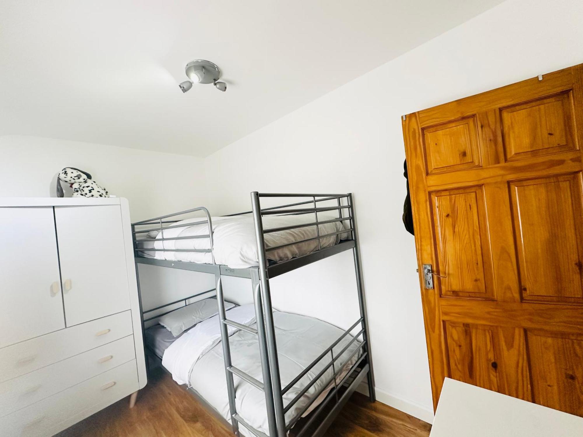 Beautiful Home In London With Easy Access To Central London Sutton  Buitenkant foto