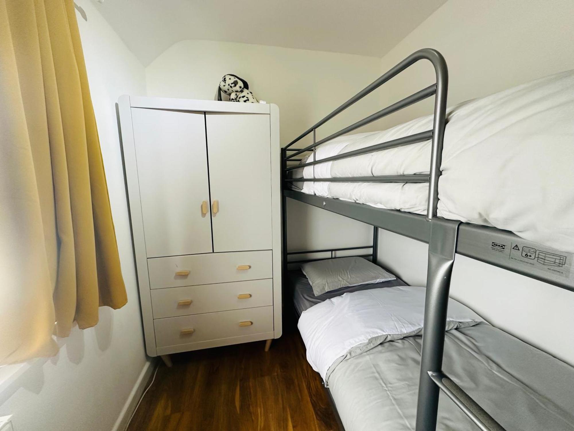 Beautiful Home In London With Easy Access To Central London Sutton  Buitenkant foto