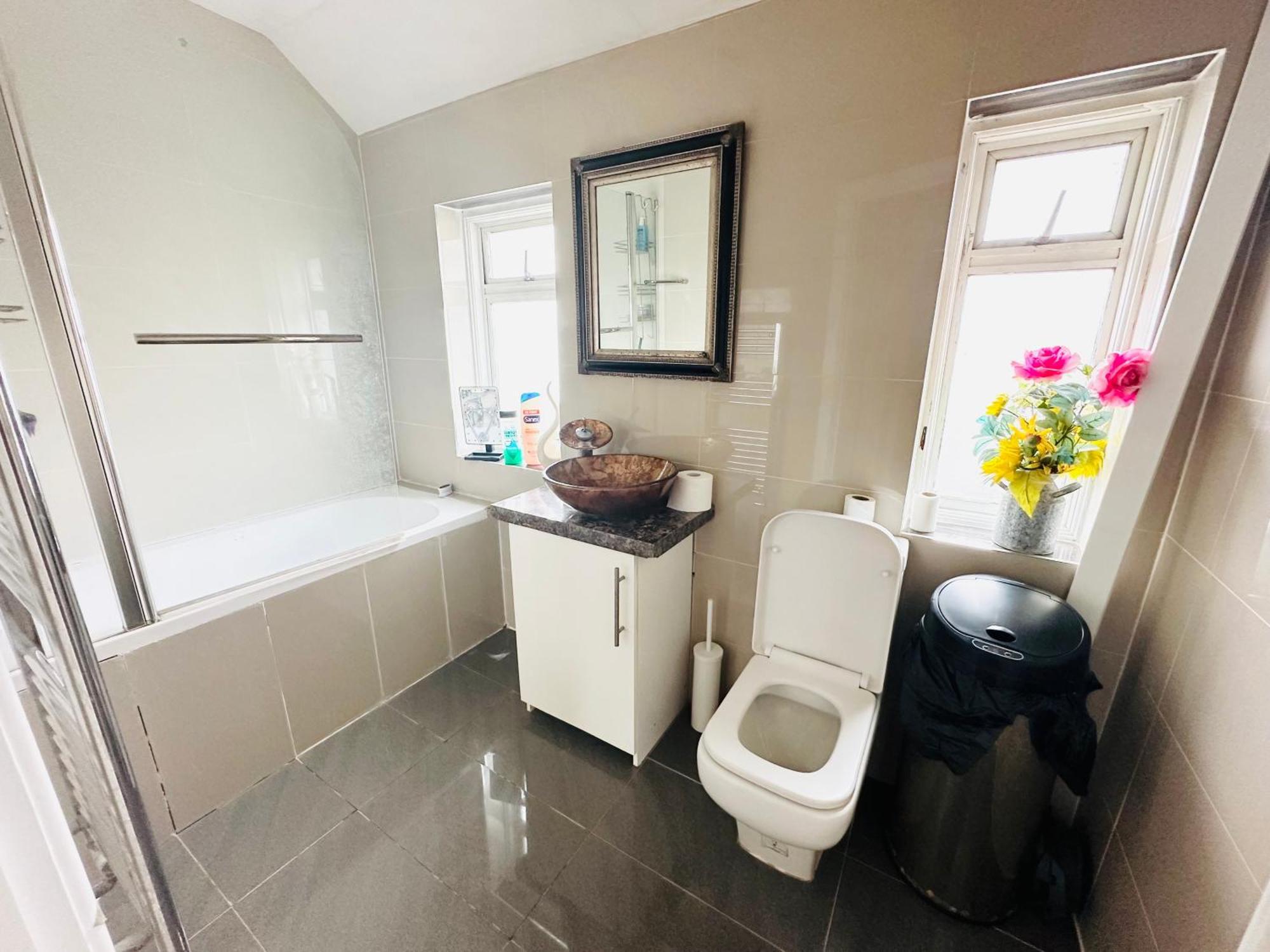 Beautiful Home In London With Easy Access To Central London Sutton  Buitenkant foto