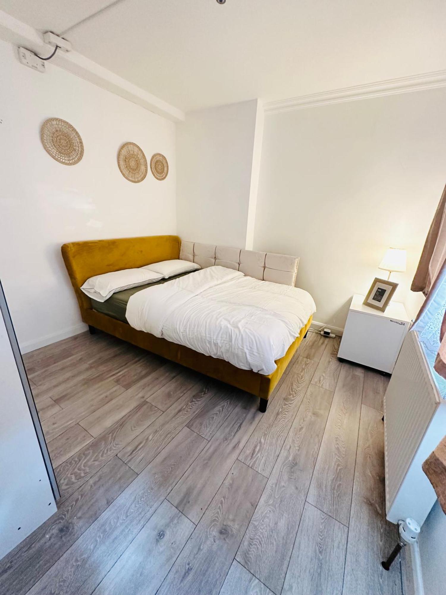 Beautiful Home In London With Easy Access To Central London Sutton  Buitenkant foto