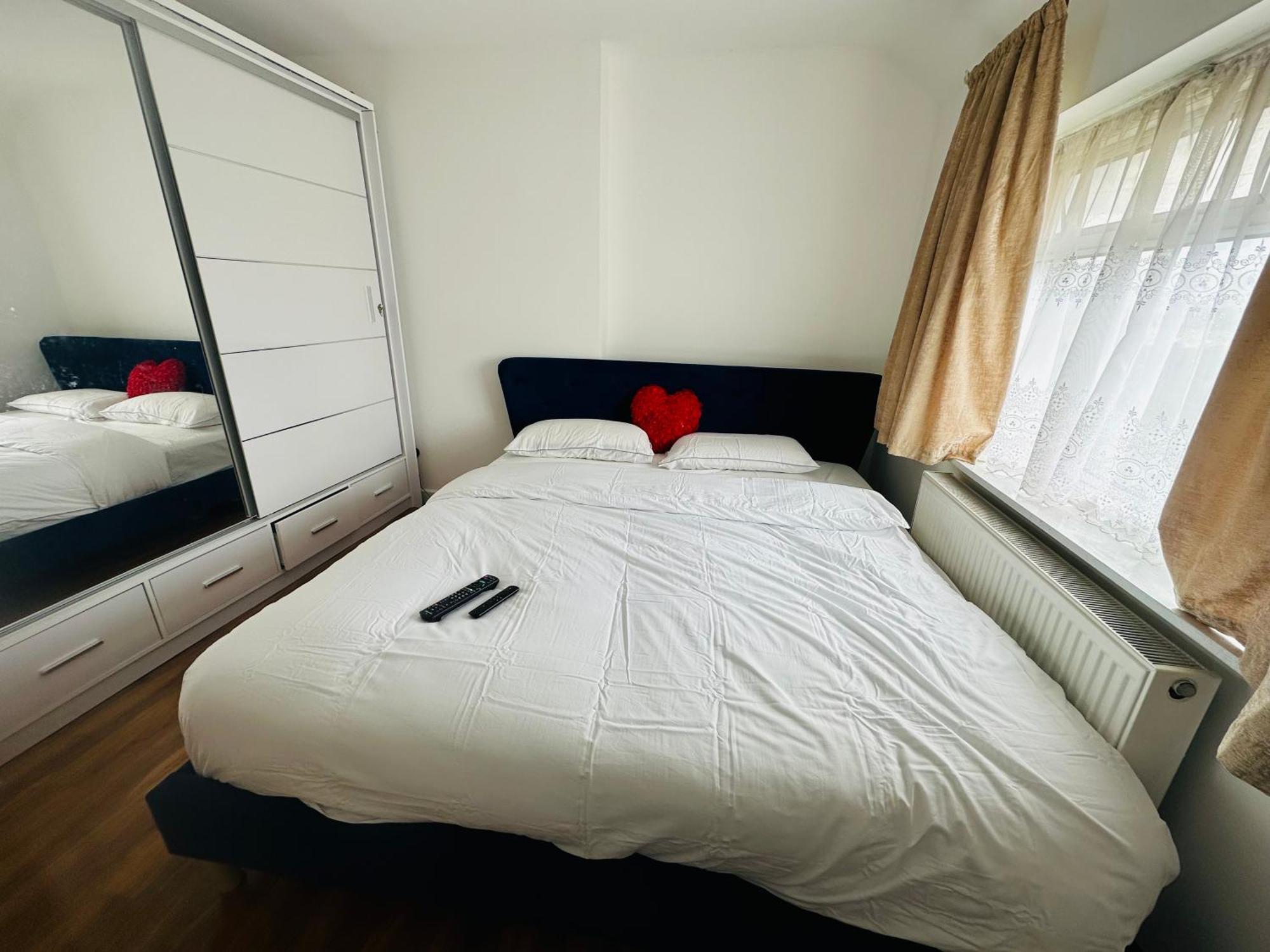 Beautiful Home In London With Easy Access To Central London Sutton  Buitenkant foto