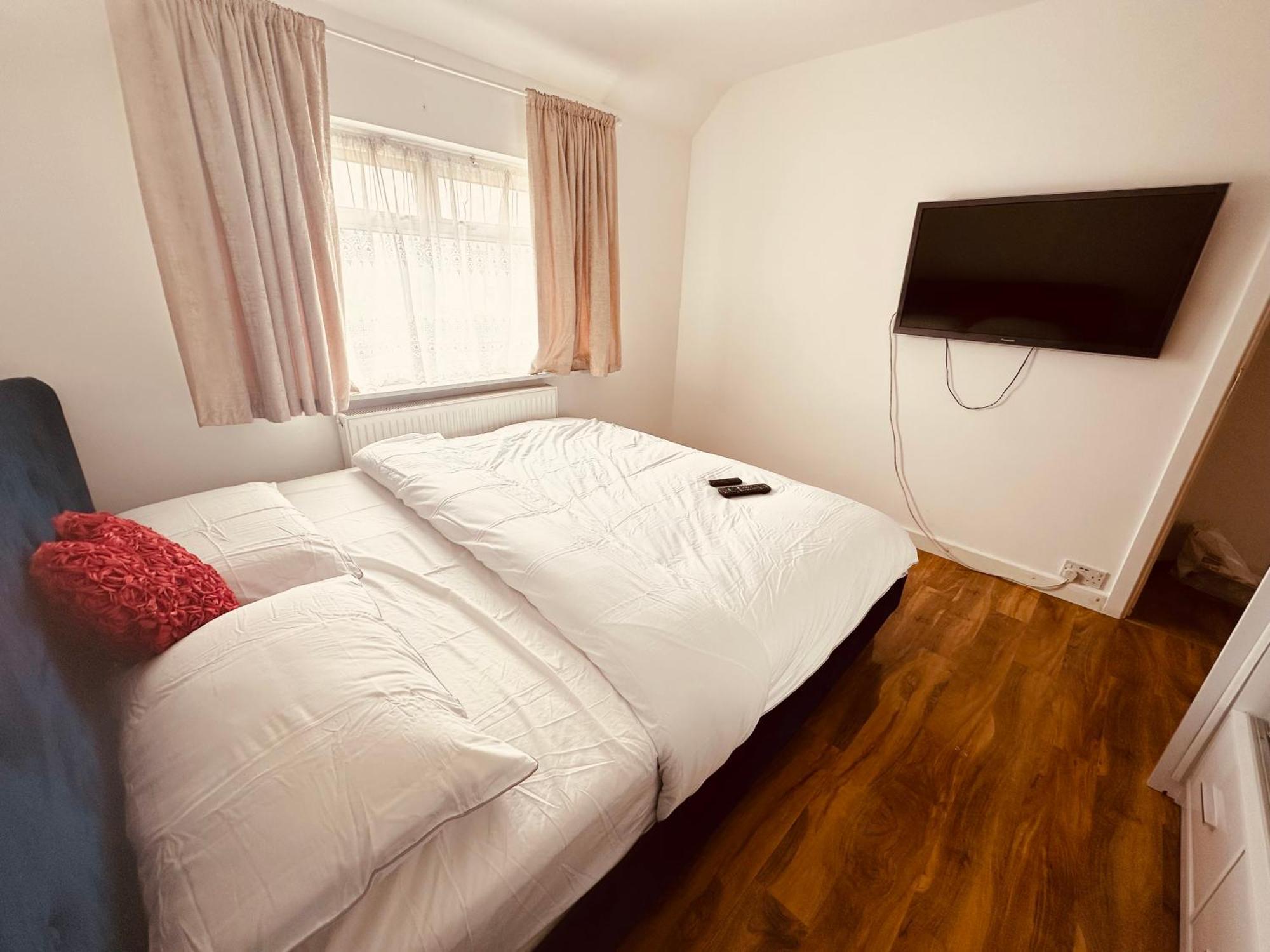 Beautiful Home In London With Easy Access To Central London Sutton  Buitenkant foto