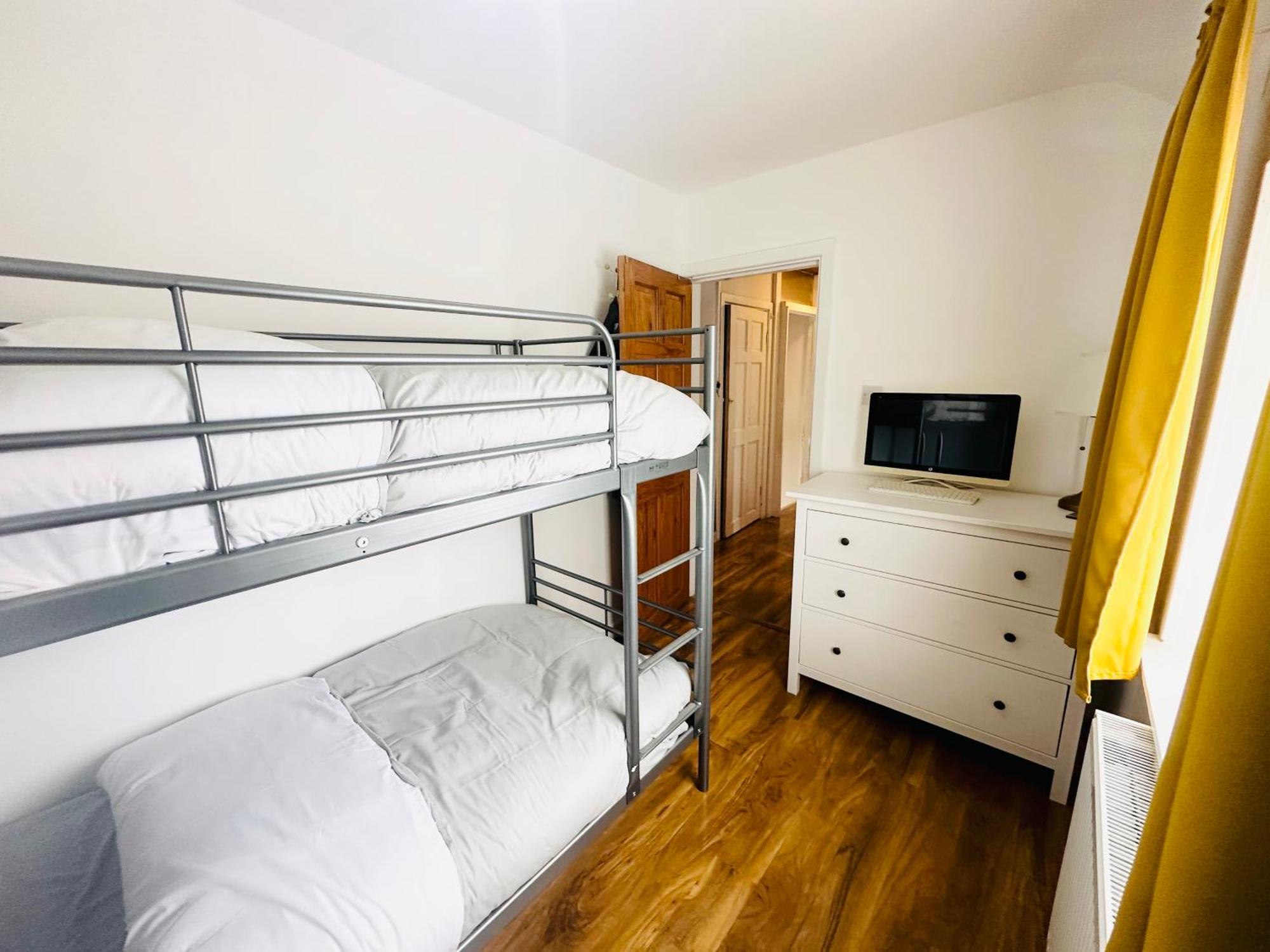 Beautiful Home In London With Easy Access To Central London Sutton  Buitenkant foto