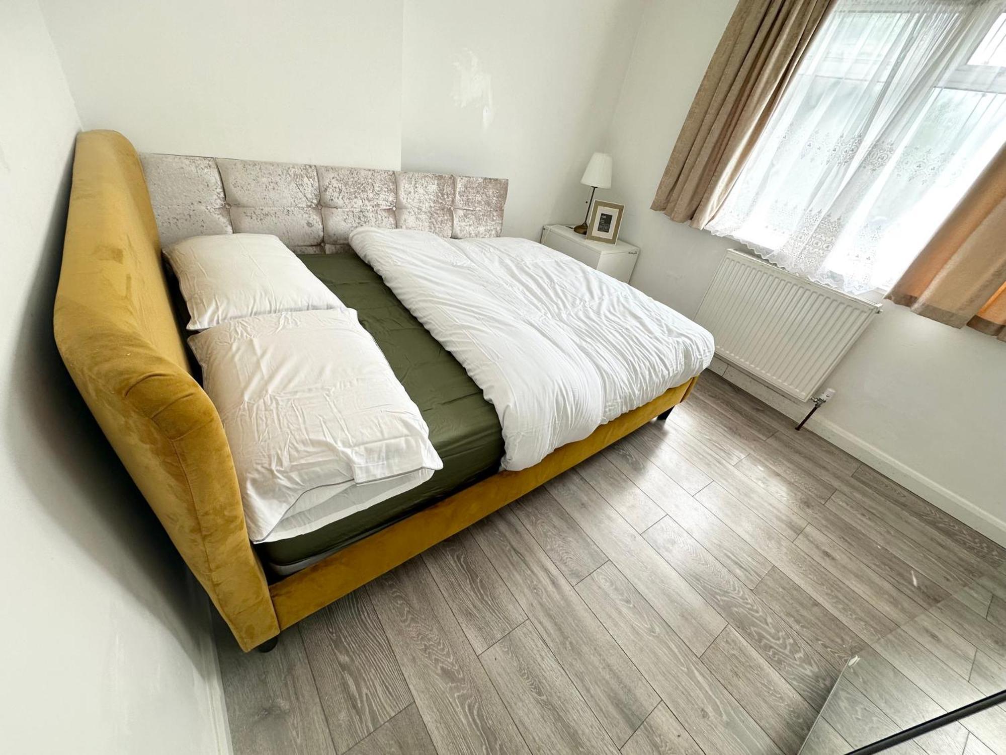 Beautiful Home In London With Easy Access To Central London Sutton  Buitenkant foto