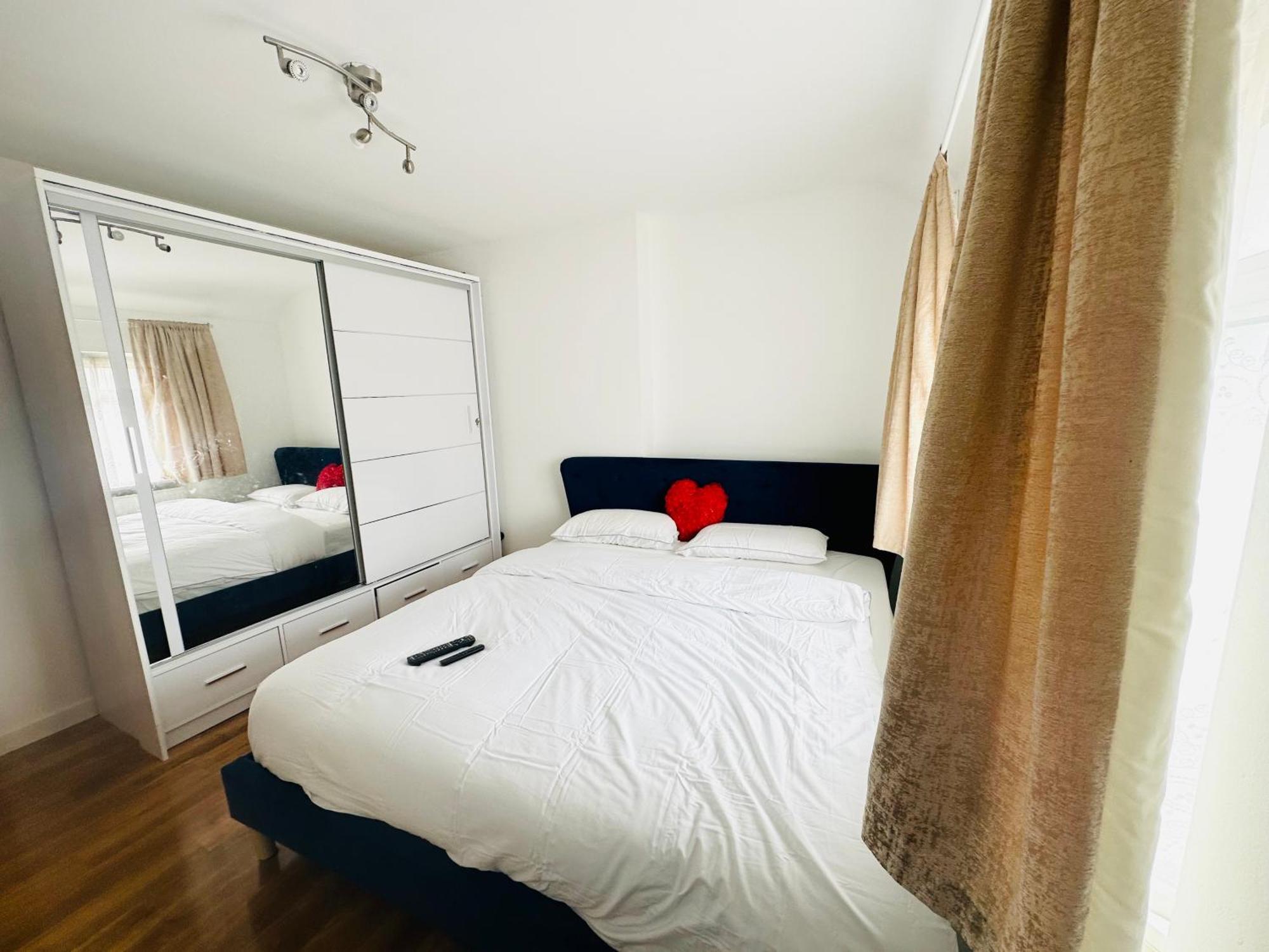 Beautiful Home In London With Easy Access To Central London Sutton  Buitenkant foto