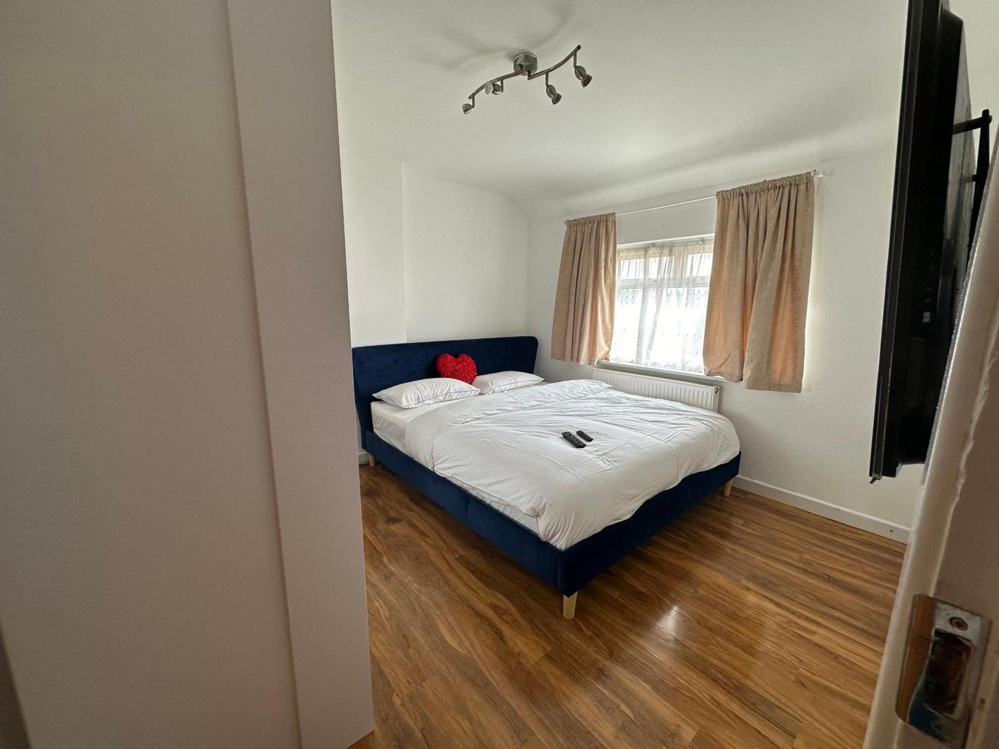 Beautiful Home In London With Easy Access To Central London Sutton  Buitenkant foto