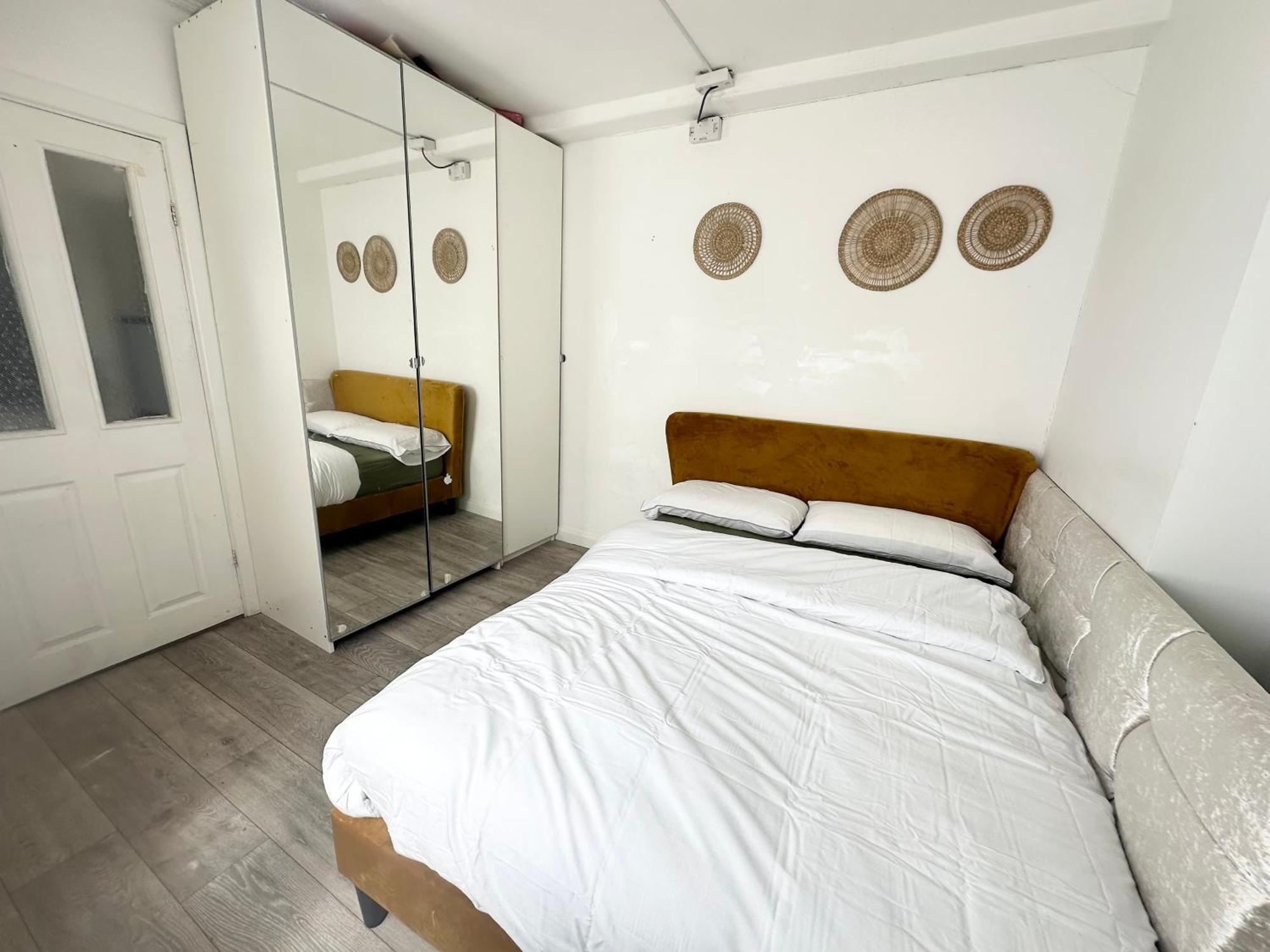 Beautiful Home In London With Easy Access To Central London Sutton  Buitenkant foto