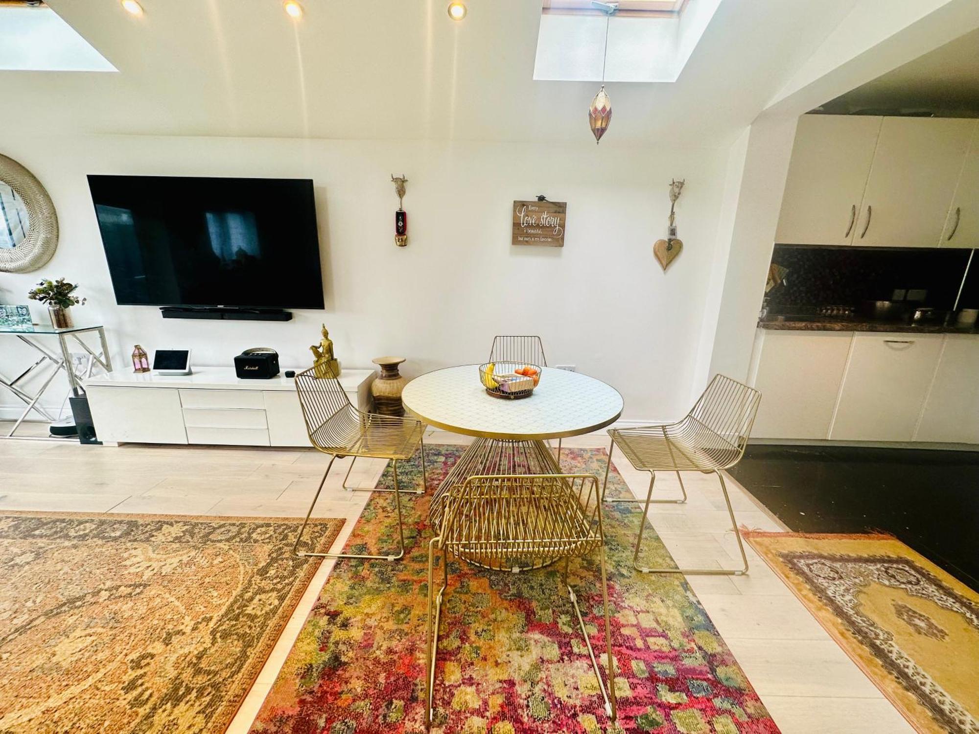 Beautiful Home In London With Easy Access To Central London Sutton  Buitenkant foto