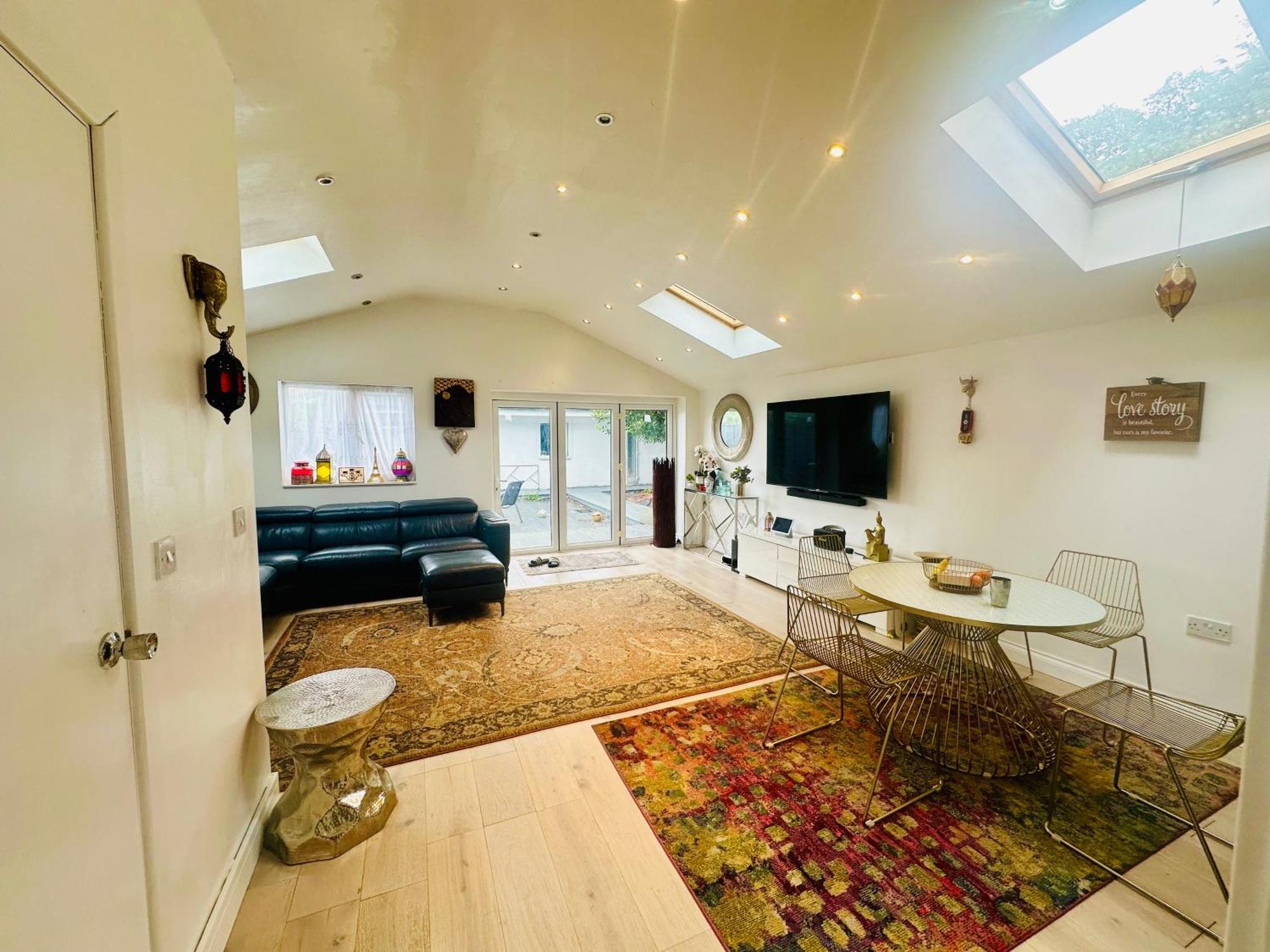 Beautiful Home In London With Easy Access To Central London Sutton  Buitenkant foto