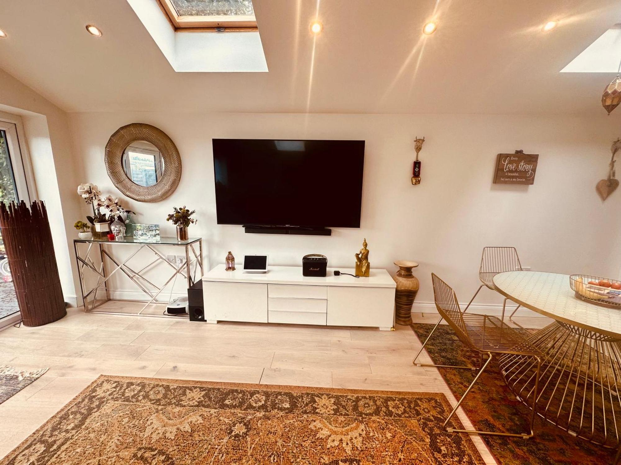 Beautiful Home In London With Easy Access To Central London Sutton  Buitenkant foto